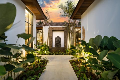 Property building, Facade/entrance, Garden, Garden view