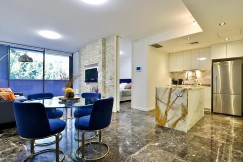 TV and multimedia, Kitchen or kitchenette, Living room, Seating area, Dining area