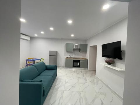 Communal lounge/ TV room, TV and multimedia, Kitchen or kitchenette, Kitchen or kitchenette, Living room, Seating area, air conditioner