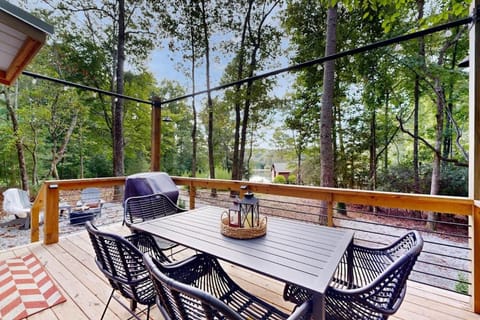 Cozy Lakeview Cottage House in Mills River