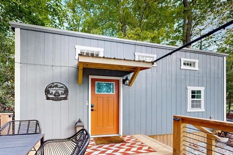 Cozy Lakeview Cottage House in Mills River