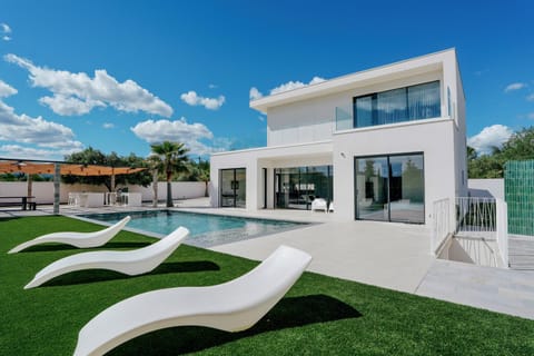 Property building, Patio, Spring, Day, Garden, Garden view, Pool view, Swimming pool, sunbed
