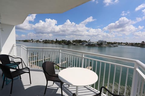 Oceana 305 East House in Treasure Island