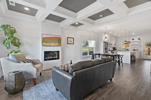 Newly renovated home near Derby House in Jeffersonville