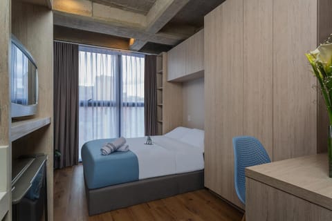 Bed, TV and multimedia, Living room, Photo of the whole room, Seating area, Bedroom