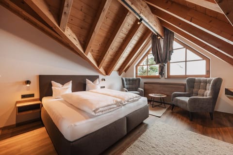 Property building, Restaurant/places to eat, Facade/entrance, Bed, Property logo or sign, Natural landscape, Winter, Living room, Photo of the whole room, Seating area, Logo/Certificate/Sign, Logo/Certificate/Sign, Swimming pool, Breakfast, internet