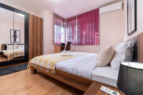 Bed, TV and multimedia, Photo of the whole room, Seating area, Bedroom, air conditioner