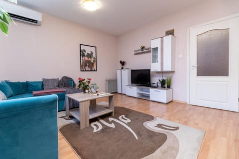 Communal lounge/ TV room, TV and multimedia, Living room, Seating area, Evening entertainment, Family, air conditioner