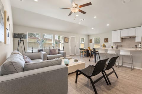 Brand New Lake Travis by Barcle House in Lago Vista