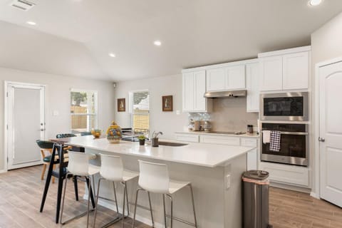 Brand New Lake Travis by Barcle House in Lago Vista