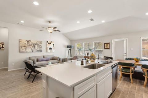 Brand New Lake Travis by Barcle House in Lago Vista