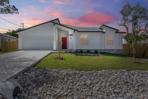 Brand New Lake Travis by Barcle House in Lago Vista