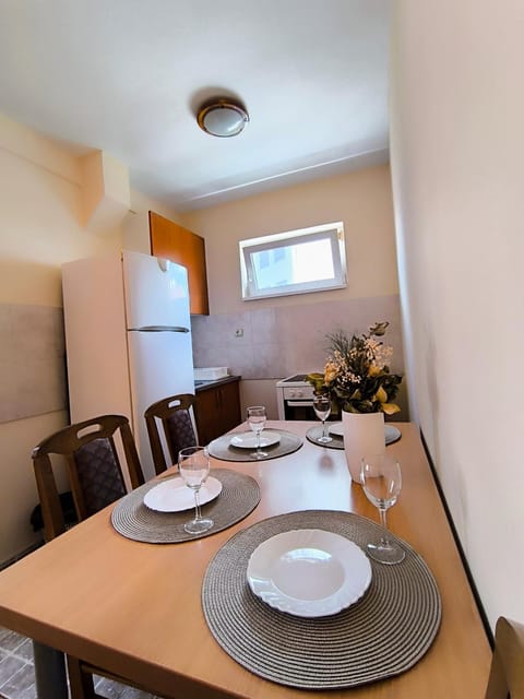 Kitchen or kitchenette, Dining area, oven