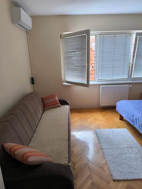 Seating area, air conditioner