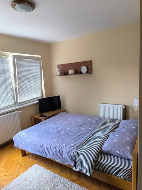 Bed, TV and multimedia, Bedroom