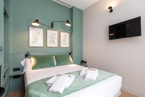 Bed, TV and multimedia, Photo of the whole room, Bedroom, towels