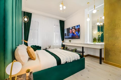 Bed, TV and multimedia, Bedroom