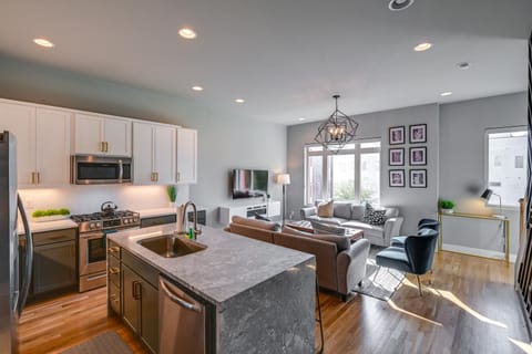 Nashville Townhome with Rooftop Balcony and Game Room! House in Nashville