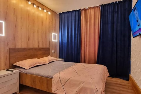 Bed, TV and multimedia, Photo of the whole room, Bedroom
