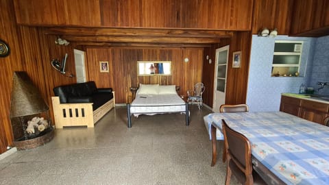 Bed, TV and multimedia, Living room, Photo of the whole room, Seating area, Bedroom
