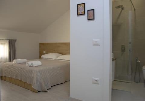 Shower, Bed, Bathroom, Photo of the whole room, Bedroom, towels
