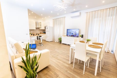 Communal lounge/ TV room, TV and multimedia, Kitchen or kitchenette, Living room, Seating area, Dining area, Evening entertainment, fireplace, minibar, air conditioner
