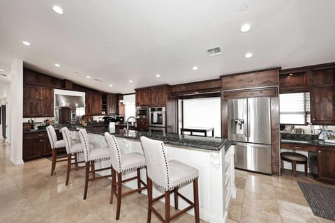 Private Executive Home, Pet Friendly, Walkable House in McCormick Ranch