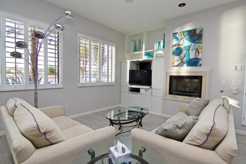 Waterfront Views, Office, Main Floor, Walkable House in McCormick Ranch