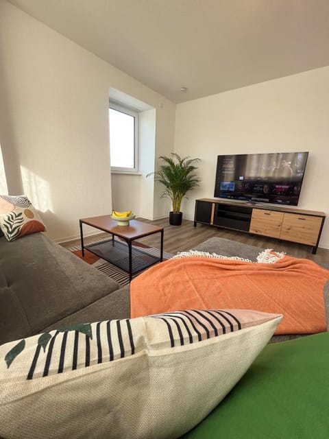 TV and multimedia, Living room, Seating area, Evening entertainment