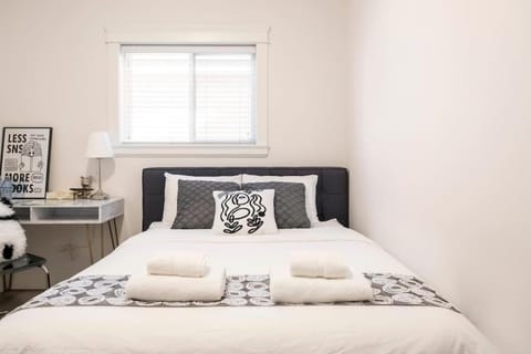 Si & Daniel Home Near YVR Airport & Skytrain Separate Entry Free Parking Bed and Breakfast in Richmond