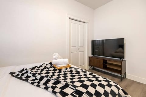 Si & Daniel Home Near YVR Airport & Skytrain Separate Entry Free Parking Bed and Breakfast in Richmond