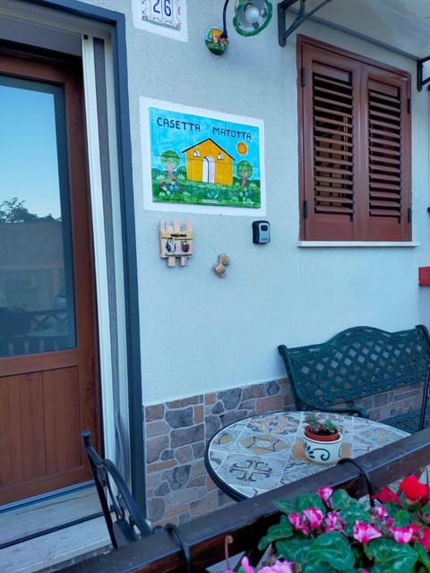 Property building, Patio, Day, Balcony/Terrace