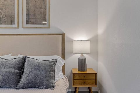 5th St Getaway w Sauna Hot tub Firepit & Game Room House in Waco