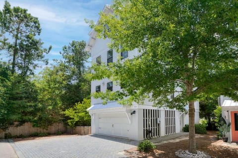 Mt Pleasant Beach Retreat- Mins to Beach-Hot Tub House in Mount Pleasant