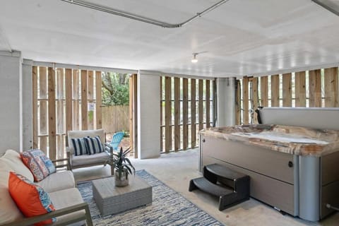 Mt Pleasant Beach Retreat- Mins to Beach-Hot Tub House in Mount Pleasant