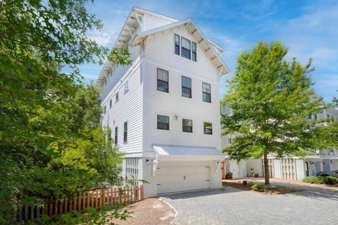 Mt Pleasant Beach Retreat- Mins to Beach-Hot Tub House in Mount Pleasant