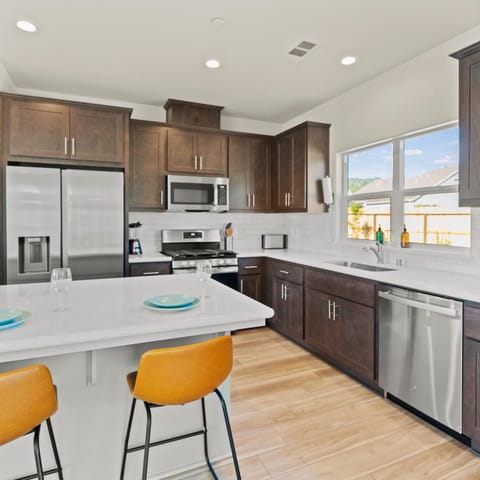 Newly Built Murphys Modern Retreat House in Murphys