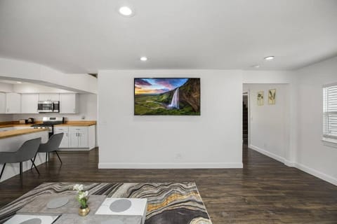 NEW Luxury Spacious & 10 min Driving to Notre Dame! Villa in South Bend