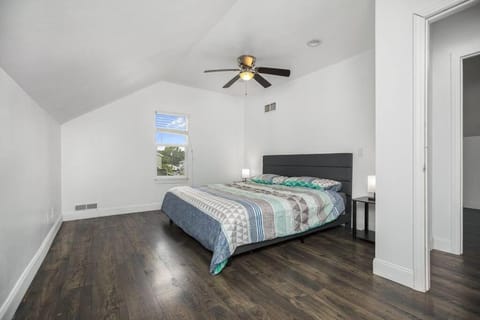 NEW Luxury Spacious & 10 min Driving to Notre Dame! Villa in South Bend