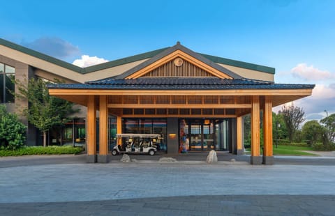 Property building, Facade/entrance, Day
