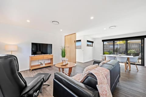 Villa1 New Modern Walk to shops 10min Airport CBD House in Bellerive