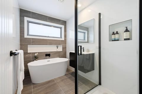 Villa1 New Modern Walk to shops 10min Airport CBD House in Bellerive