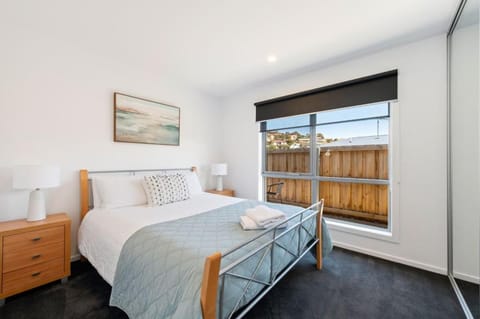 Villa1 New Modern Walk to shops 10min Airport CBD House in Bellerive