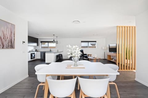 Villa1 New Modern Walk to shops 10min Airport CBD House in Bellerive