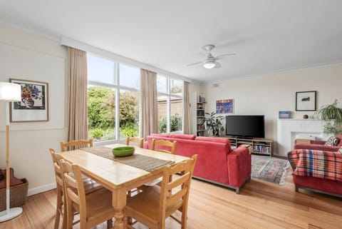 Living room, Seating area, Dining area, fireplace