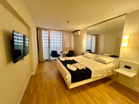 Bed, TV and multimedia, Photo of the whole room, Seating area, Dining area, towels, air conditioner