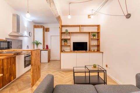 TV and multimedia, Kitchen or kitchenette, Living room, Seating area, Dining area, oven, stove