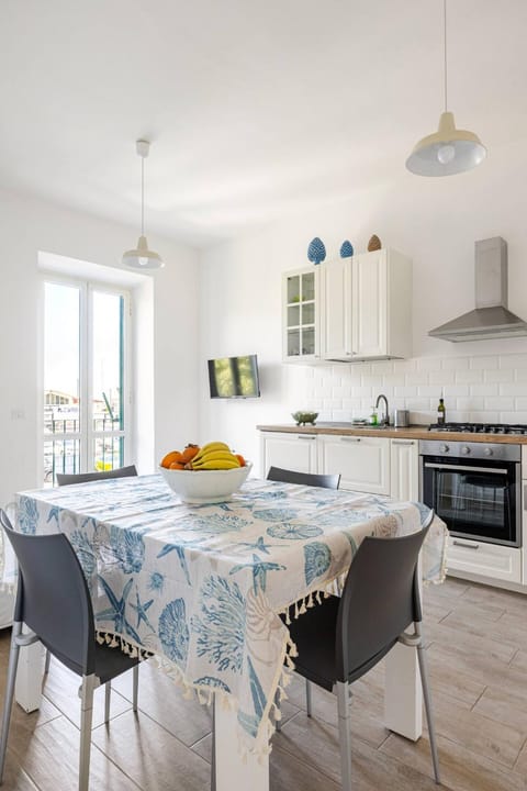 Kitchen or kitchenette, Dining area, Food, stove