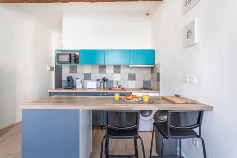 Kitchen or kitchenette, Dining area, oven, stove, toaster