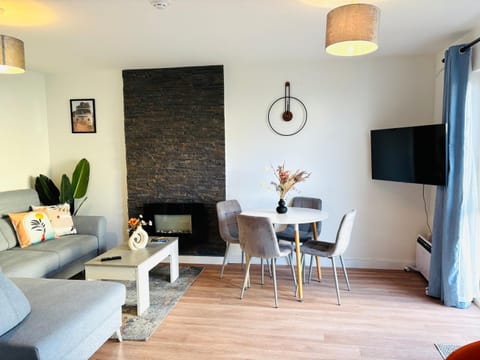 TV and multimedia, Living room, Seating area, Dining area